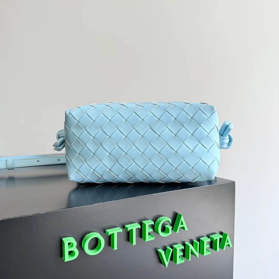 Batch 1360 BOTTEGA VENETA 2024 new loop is here! ! Many girls who like BV have owned the Loop bag. It has a simple appearance, classic weaving, and a compact and lightweight bag shape. This innovation continues the "camera bag" shape. Unlike the traditional Loop bag, which can only be worn as a crossbody bag, this innovation It can be carried by hand or cross-body, satisfying both the concave shape and daily needs. The oversized buckle can be folded and used as a handle. The sultry heat in summer ☀️ usually reduces people's desires. Having a lightweight bag will greatly enhance the happiness of traveling🫧 Style number: 796615 Size: 19*12*9cm